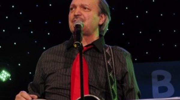 victor socaciu romani nu va lasati de la o piesa folk de succes la un imn al sperantei pentru schimbare interviu