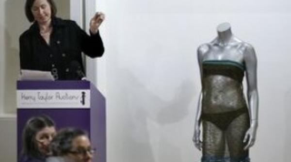 cum arata rochia purtata de kate middleton si vanduta la licitatie pentru 105 000 de dolari