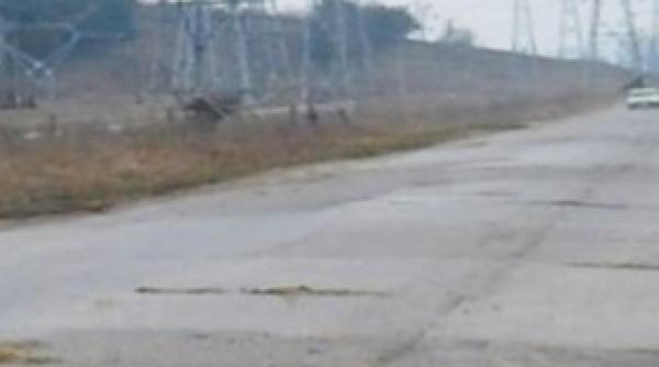 iesenii s au apucat sa asfalteze singuri strazile satui de gropi