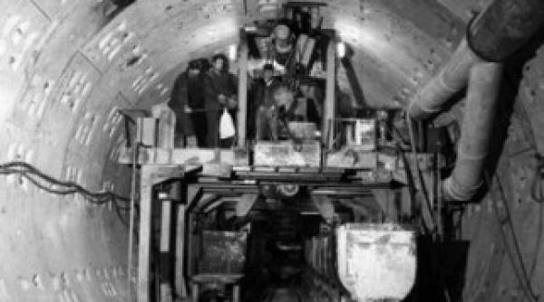 metroul din drumul taberei se construieste cu aceeasi viteza de acum 35 de ani si de doua ori mai incet decat in 1990 in acest ritm lucrarile la canalul manecii ar fi durat un sfert de secol