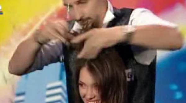 omul foarfeca florin harsan a coafat doua femei intr un minut