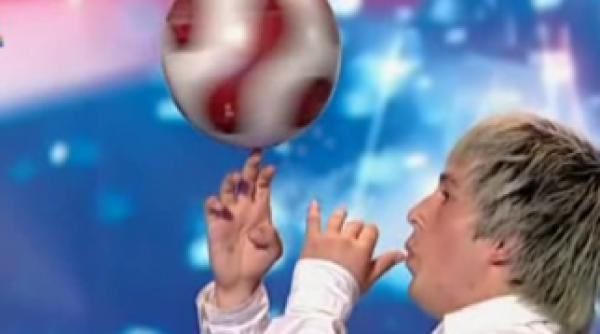 stefan florescu jonglerii cu mingea de fotbal sincronizate perfect cu muzica video