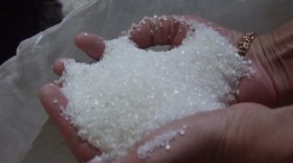 zeci de oameni au distrus usile unui supermarket