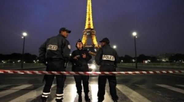 franta este deja amenintata de teroristi turnul eiffel evacuat din cauza unui colet suspect