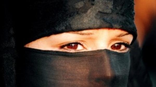 bangladesh o fetita de 14 ani biciuita pana la moarte pentru ca a fost violata