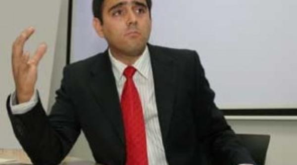 corneteanu patriciu este un casalot pe spinarea caruia vin alti pestisori ca sa i curete mizeriile dintre solzi