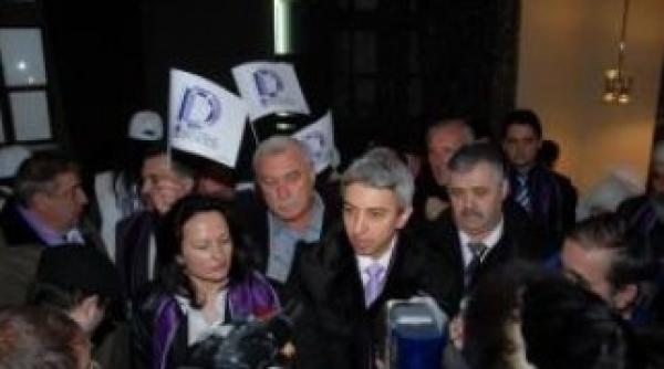 dan diaconescu va opera partidul poporului in ilegalitate el sustine ca si pdl ul vrea denumirea de pp partidul popular si ar fi cerut respingerea inregistrarii