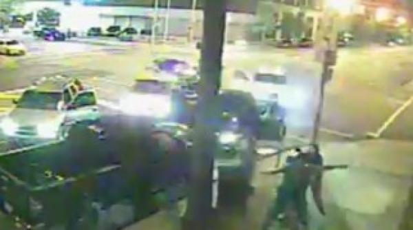 mai multi politisti agreseaza un barbat de culoare desi acesta nu opune rezistenta