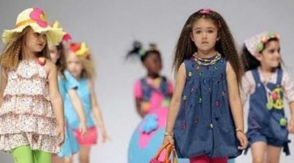 fata nevazuta a modelingului pentru copii machiaj si bronz artificial la numai 4 ani