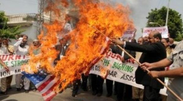 revoltele fata de arderea coranului se extind in afganistan pastorul terry jones continua cu un protest impotriva islamului in fata unei moschee din sua