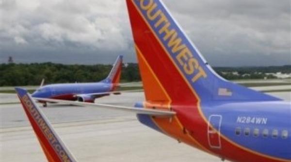 southest airlines tine la sol toate aeronavele boeing 737 dupa ce ieri un avion a aterizat de urgenta ca urmare a unei gauri in acoperis