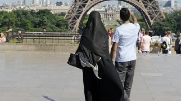 sarkozy isi pune musulmanii in cap proteste impotriva interzicerii valului islamic