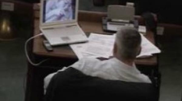 un deputat demisioneaza dupa ce a fost prins ca se uita la porno senatorul marius nicoara aflat in aceeasi ipostaza a ramas la post