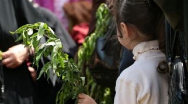 duminica aproximativ 15 milioane de romani isi serbeaza onomastica