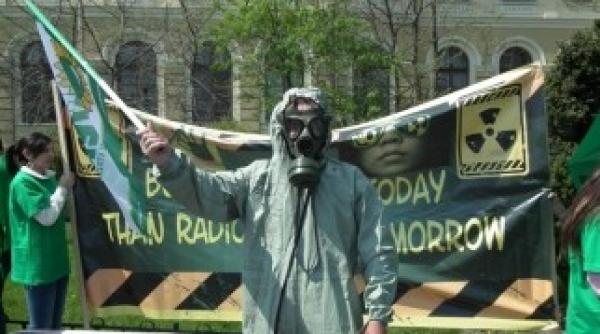 protest anti nuclear al partidului verde mugur mihaescu cere guvernului sa renunte la construirea de noi centrale in romania