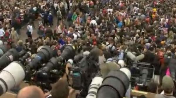 sarutul de la buckingham william si kate s au sarutat in balconul care a vazut ziua v si nunta actualei regine elizabeth galerie foto