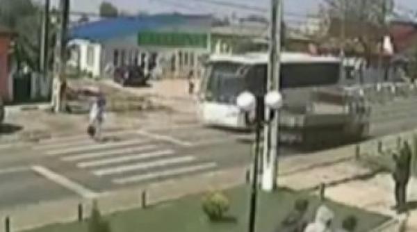 socant o femeie a fost spulberata pe trecerea de pietoni de un autocar video