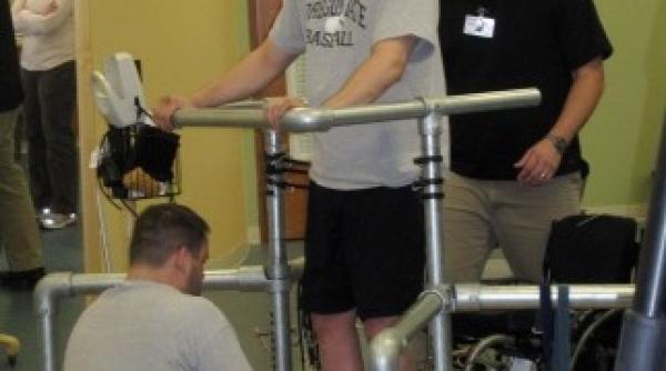 premiera in lumea medicala un barbat a putut sa mearga din nou desi avea maduva spinarii sectionata