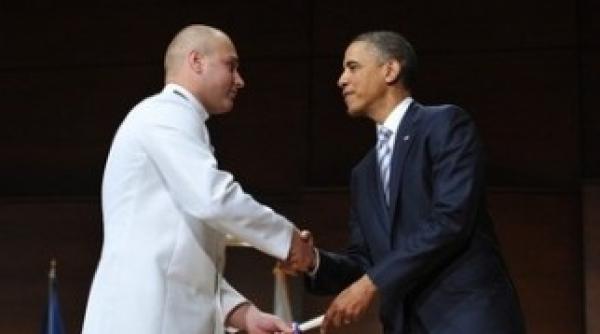 un roman absolvent al academiei garzii de coasta americane felicitat de obama video