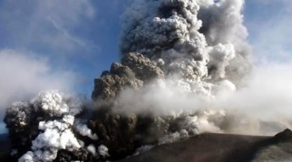 vulcanul grimsvotn a erupt in islanda nor de fum la 10 000 de metri