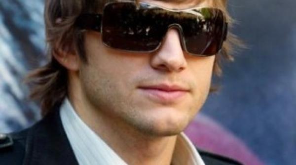 ashton kutcher primeste mai putini bani decat charlie sheen in two and a half men a semant un contract doar pentru un an