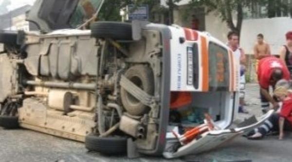 doi morti si doi raniti intr un accident grav in care a fost implicata o ambulanta ce transporta pacienti la dializa