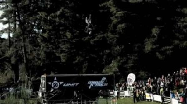 extraordinar primul back flip triplu executat pe o bicicleta bmx