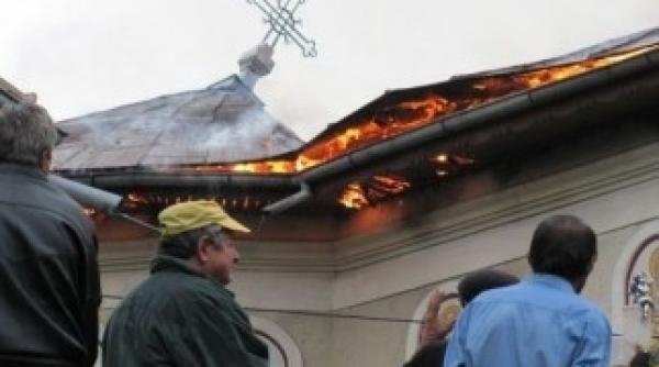 biserica din pietrosita dambovita facuta scrum in urma unui incendiu provocat de un fulger