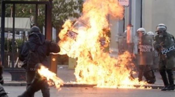 grecia aproape de faliment moodys a redus cu trei niveluri rating ul tarii