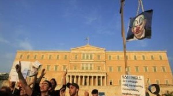 masurile de austeritate a guvernului grec salutata cu iaurturi si fructe la atena