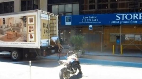 protest inedit al unui biciclist din new york s a filmat in timp ce se lovea de diferite obstacole de pe pista de biciclete video