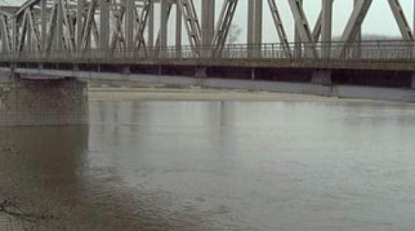 jiul locul preferat al gorjenilor pentru suicid o femeie a incercat sa se arunce in rau in urma unei dispute cu sotul sau