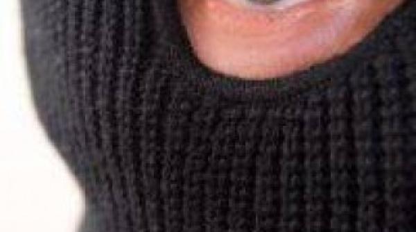 patru talhari deghizati in politisti au jefuit o familie din capitala