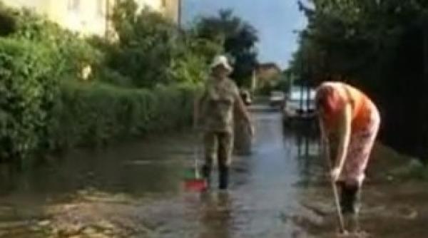 strazile din targu jiu inundate de o ploaie de 15 minute