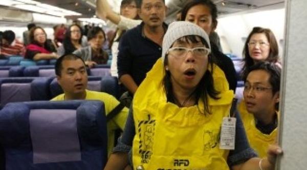 un fotograf a surprins momentele in care pasagerii unui avion credeau ca vor muri galerie foto