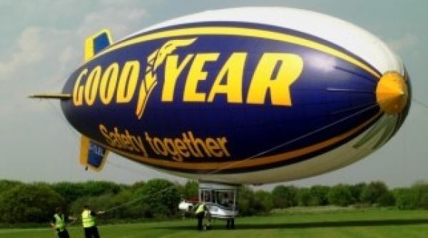 unul din cele doua dirijabile goodyear care survolau europa pentru promovarea sigurantei rutiere s a prabusit