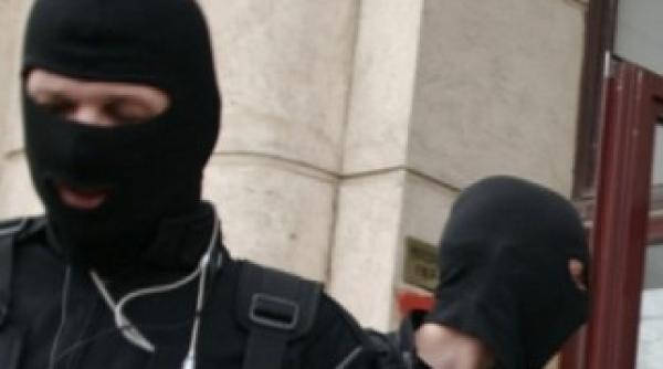 casa unui avocat brasovean acuzat ca ar fi comandat uciderea sotiei sale luata cu asalt de mascati