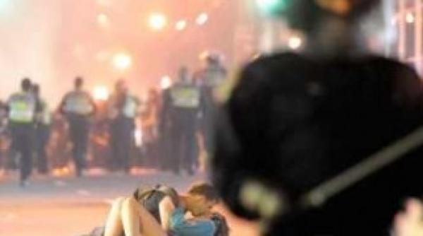 cine sunt protagonistii sarutului din vancouver care a impresionat lumea