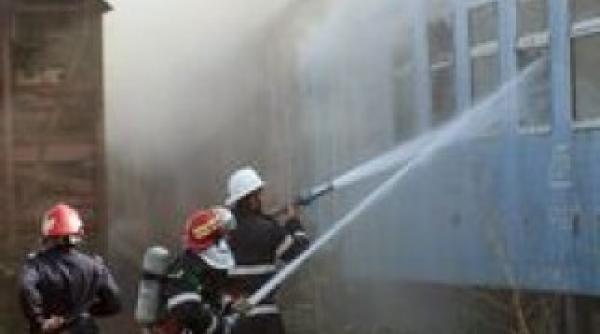 hunedoara cinci vagoane de calatori ard in gara simeria