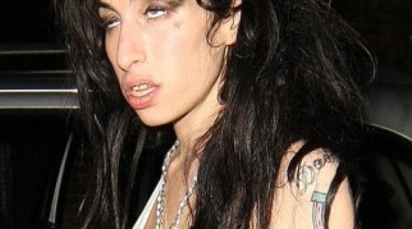 amy winehouse repaus pe termen nedefinit pentru a lupta cu dependenta de alcool managerul vrea anularea tuturor concertelor printre care si cel de la bucuresti