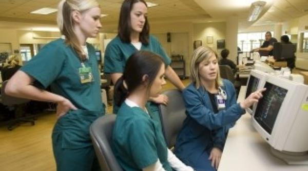 o clinica din germania cauta zece asistente medicale din romania cu salariu de 2 000 euro pe luna