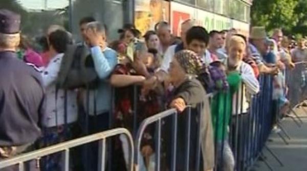 sute de bucuresteni stau la coada de joi noapte in fata unui supermarket pentru promotii la alimente