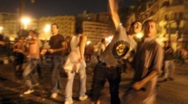 confruntari violente intre manifestanti si politie in piata tahrir din cairo