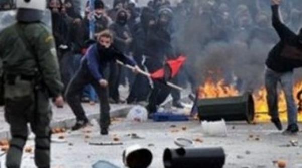 noi ciocniri violente la atena mii de oameni sunt in strada astazi se voteaza masurile de austeritate