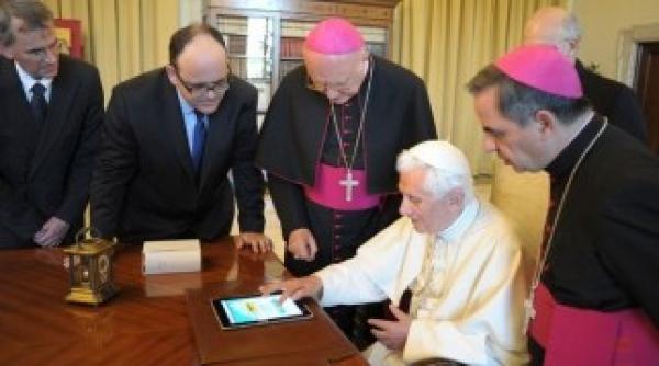 papa benedict al xvi lea a redactat un tweet de pe ipad