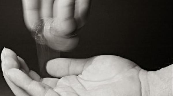 mai mult de jumatate dintre romani nu se implica in cauze caritabile