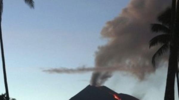 vulcanul soputan din sulawesi indonezia a erupt