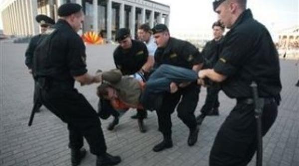 politia disperseaza violent o manifestatie a opozitiei in belarus