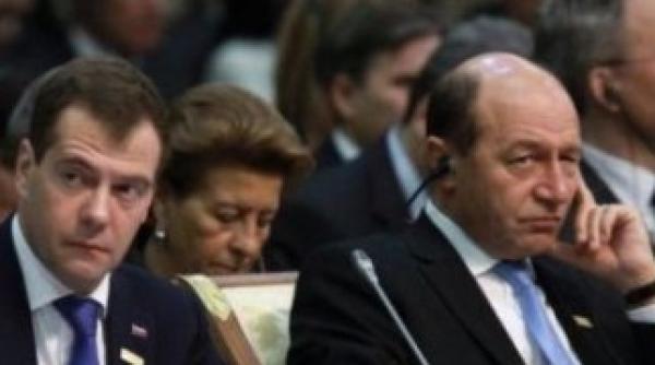 traian basescu criticat dur de presedintele rusiei dmitri medvedev la summit ul rusia nato de la soci
