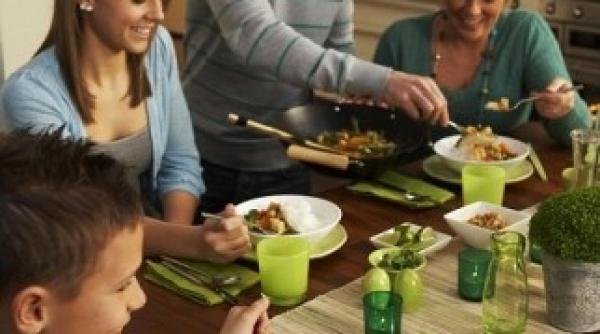 studiu adolescentii care iau masa cu parintii prezinta risc mai mic de tulburari alimentare